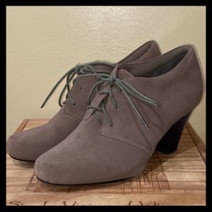 Clarks Araya Hale lace-up, tan ankle boots in size 9.5